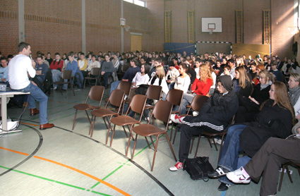1. Vortragsveranstaltung in Nürnberg in der Aula des Martin-Behaim-Gymnasium, organisiert von Sandra Gottwald und der Suchtpräventionsgruppe der Schule am 24.Februar 2005